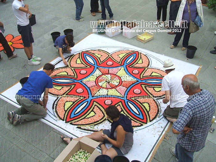 BRUGNATO (Infiorata del Corpus Domini 2012) - In Via Riva D'Armi un disegno circolare simile alla "Stella di Ranzi"