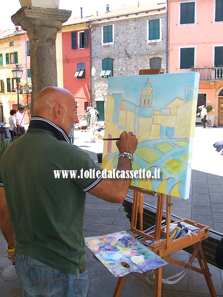 BRUGNATO (Infiorata del Corpus Domini 2013) - Un pittore mentre dipinge un quadro raffigurante l'infiorata