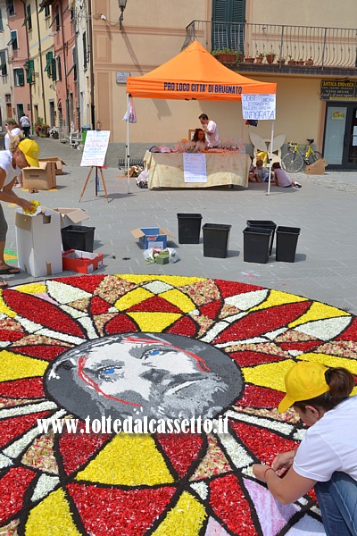 BRUGNATO (Infiorata del Corpus Domini 2014) - Un disegno circolare nel cui centro c' l'immagine del volto del Cristo con corona di spine, rigato da rivoli di sangue