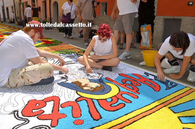 BRUGNATO (Infiorata del Corpus Domini 2014) - Nel tappeto floreale del Borgo San Bernardo prende vita un quadro raffigurante la Madonna