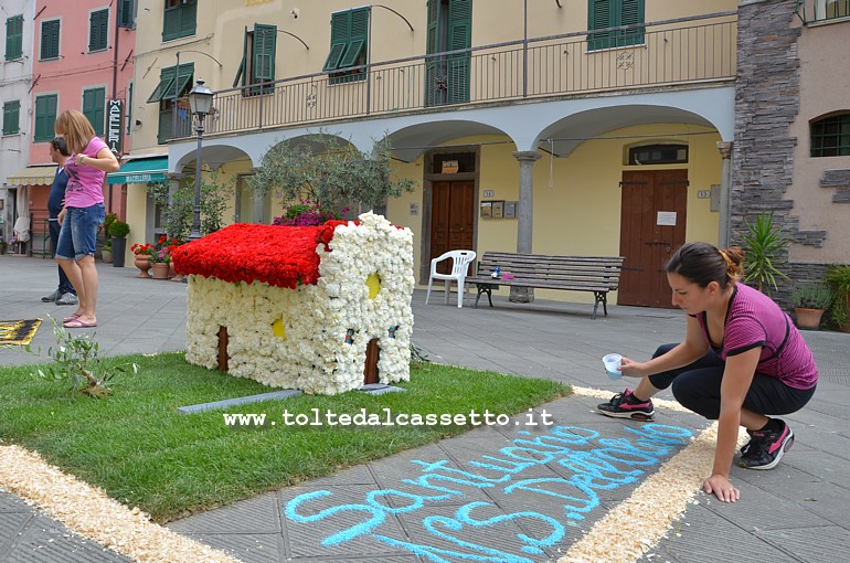 BRUGNATO (Infiorata del Corpus Domini 2014) - Riproduzione tridimensionale del Santuario di Nostra Signora dell'Olivo con utilizzo di fiori naturali