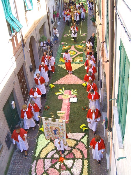 S.STEFANO DI MAGRA (Infiorata del Corpus Domini 2009) - La processione scorre sul tappeto floreale in Via Mazzini