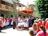S.STEFANO DI MAGRA (Infiorata del Corpus Domini 2010) - La processione si ferma presso l'altare allestito in Via Roma