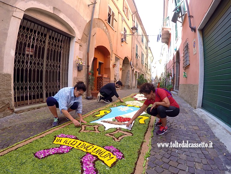 S.STEFANO DI MAGRA (Infiorata del Corpus Domini 2025) - Allestimento dello stemma di Papa Leone XIV