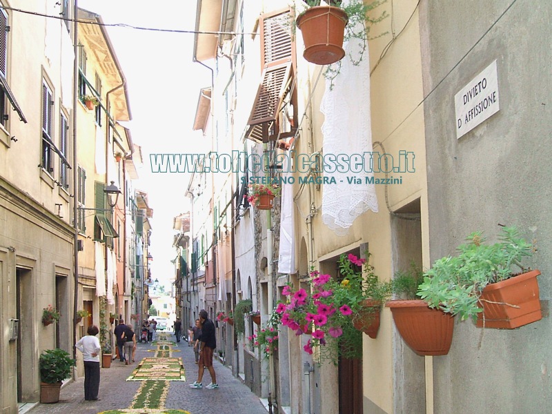 SANTO STEFANO MAGRA - Durante le infiorate le facciate delle abitazioni in via Mazzini vengono abbellite con vasi di fiori e lenzuola ricamate