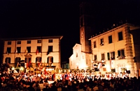 La Piazza Medicea di Fivizzano durate la "Disfida degli Arcieri di Terra e di Corte" / ( Giovanni Mencarini)