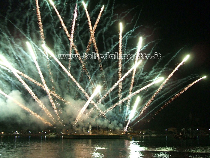 FOCE DEL MAGRA - Bocca di Magra illuminata dai fuochi d'artificio della festa di fine estate