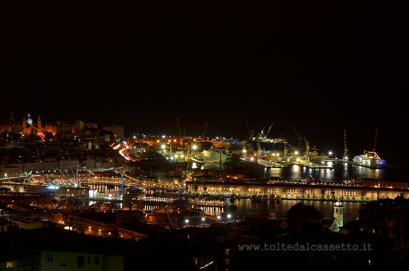 GENOVA  - L'area del Porto Antico e del centro storico in una fotografia notturna