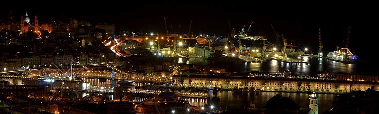 Panorama notturno del Porto Antico di Genova