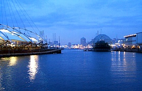 Porto Antco di Genova (Blu notte) - L'architettura di Renzo Piano al calar della sera, sotto una leggerissima pioggia / ( Giovanni Mencarini)