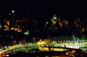 GENOVA di notte. Ben visibile la basilica di Santa Maria Assunta (Carignano), opera dell'architetto Galeazzo Alessi, eretta per volont testamentarie di Bendinello Sauli