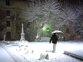 Foto notturna di Piazza della Pace a Santo Stefano di Magra durante una nevicata