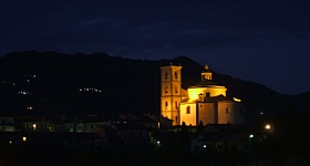 Il centro storico di Santo Stefano di Magra al calar della notte