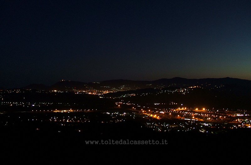 VAL DI MAGRA - Panorama notturno del fondovalle e scorcio sul Golfo della Spezia