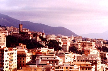 GENOVA - Il Castello D'Albertis domina la citt dalla collina di Montegalletto. Sullo sfondo il promontorio di Portofino