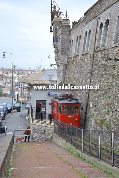 FERROVIA A CREMAGLIERA PRINCIPE-GRANAROLO - Il corpo della stazione di Principe inserito nelle mura di Salita di San Rocco