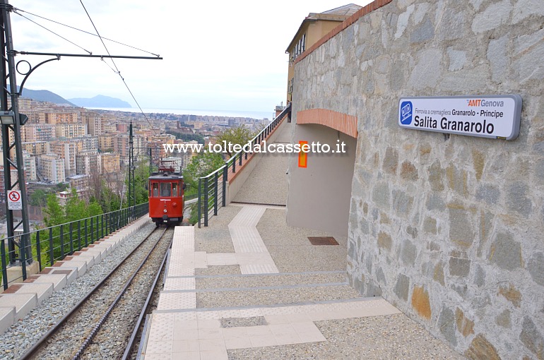 FERROVIA A CREMAGLIERA PRINCIPE-GRANAROLO - La fermata accessibile di Salita Granarolo dalla quale la vista pu spaziare su Genova e il promontorio di Portofino