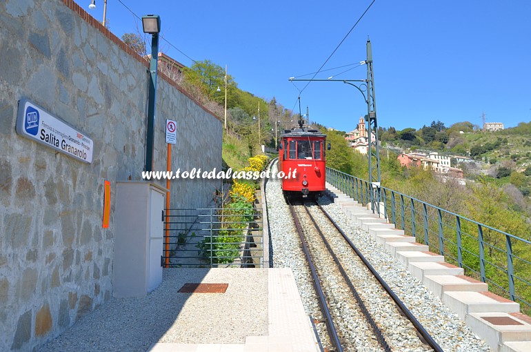 FERROVIA A CREMAGLIERA PRINCIPE-GRANAROLO - La fermata accessibile di Salita Granarolo con vettura in fase di ascesa