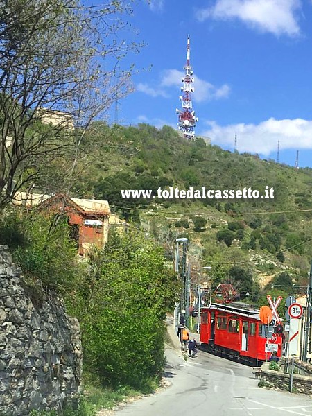 FERROVIA A CREMAGLIERA PRINCIPE-GRANAROLO - La vettura 2 mentre attraversa il passaggio a livello di Via Bianco sotto l'occhio attento degli addetti AMT che, a piedi, sorvegliano la sua prima corsa lungo la linea