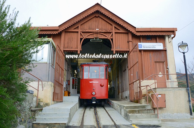 FERROVIA A CREMAGLIERA PRINCIPE-GRANAROLO - La vettura n 1 attende di partire dalla caratteristica stazione in stile "liberty" di Granarolo