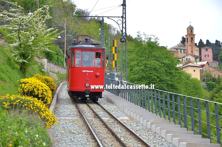 FERROVIA A CREMAGLIERA PRINCIPE-GRANAROLO - La vettura n. 1 scende nel tratto parallelo a Salita Granarolo. A destra, sullo sfondo, la chiesa e alcune abitazioni del quartiere collinare genovese