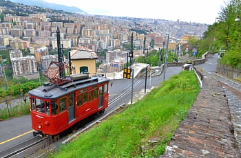 FERROVIA PRINCIPE-GRANAROLO - Vettura n. 1 in arrivo al capolinea collinare. Sullo sfondo il panorama della citt