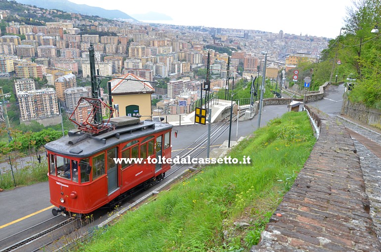 FERROVIA A CREMAGLIERA PRINCIPE-GRANAROLO - La vettura n° 1 sull'ultima rampa che porta alla stazione di Granarolo. Sullo sfondo l'incantevole panorama di Genova