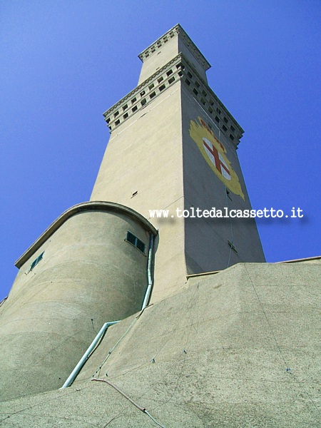 GENOVA - L'imponenza della Lanterna in una visione da sotto la Rocca