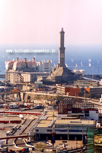 GENOVA - La Lanterna, vista con Terminal Traghetti e centrale Enel