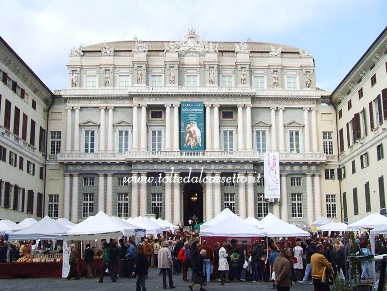 GENOVA (Piazza Matteotti) - Il Palazzo Ducale con le bancarelle di "Sapori al Ducale"