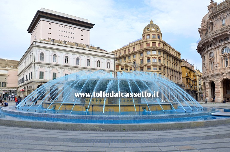 GENOVA (Aprile 2015) - La fontana di Piazza De Ferrari con l'acqua colorata di azzurro durante la giornata dell'autismo