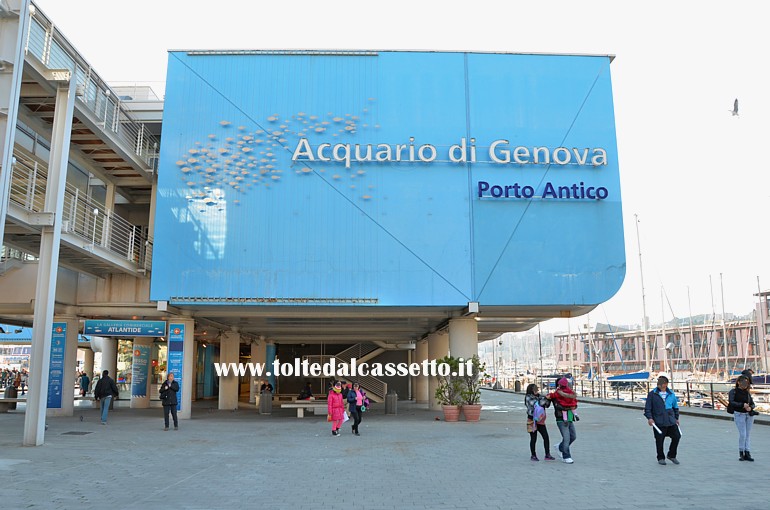 GENOVA (Porto Antico) - Il logo e l'imponente struttura dell'Acquario