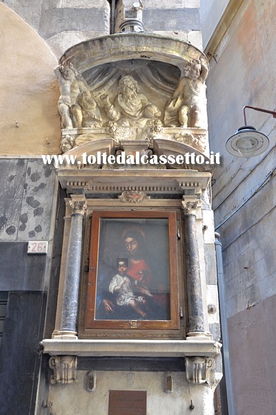 GENOVA (Via Fossatello) - Edicola votiva "La Madonna col Bambino" (sec.XVII)