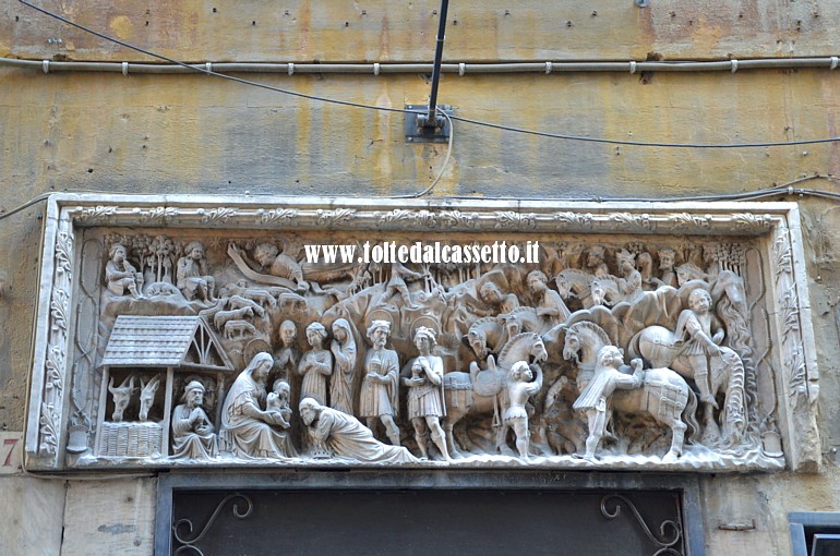GENOVA (Via degli Orefici) - Sovrapporta marmoreo "L'Adorazione dei Magi", attribuito allo scultore Giovanni Gagini e databile intorno all'anno 1460