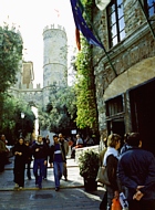 GENOVA (Vico Dritto Ponticello) - Le torri di Porta Soprana e, sulla destra, la Casa di Colombo dove il grande navigatore genovese trascorse la sua infanzia