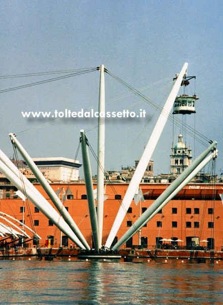 GENOVA - Le strutture portanti del Bigo. Sullo sfondo il Deposito Franco, la torre quadrata del Teatro Carlo Felice e il campanile di San Lorenzo