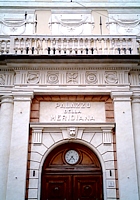 GENOVA - Un moderno orologio scandisce le ore sull'entrata del Palazzo della Meridiana GENOVA - Un moderno orologio scandisce le ore sull'entrata del Palazzo della Meridiana