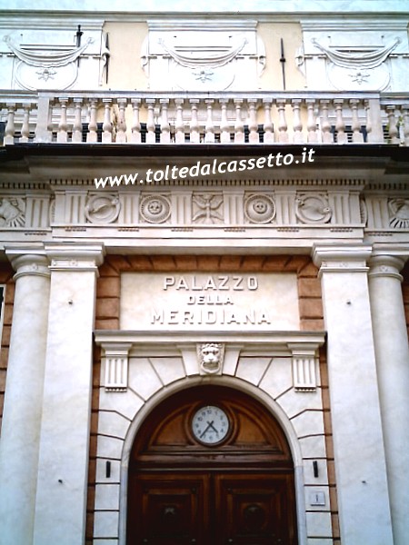 GENOVA - Un moderno orologio scandisce le ore sull'entrata del Palazzo della Meridiana