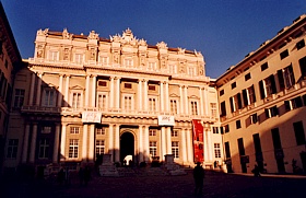 GENOVA (Piazza Matteotti) - La facciata neoclassica di Palazzo Ducale, opera di Simone Cantoni, prospicente il cortile un tempo chiamato "Degli Svizzeri" perch vi sostavano le soldatesche mercenarie della Repubblica