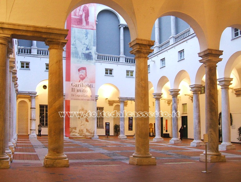 GENOVA - Cortile interno e porticato di Palazzo Ducale