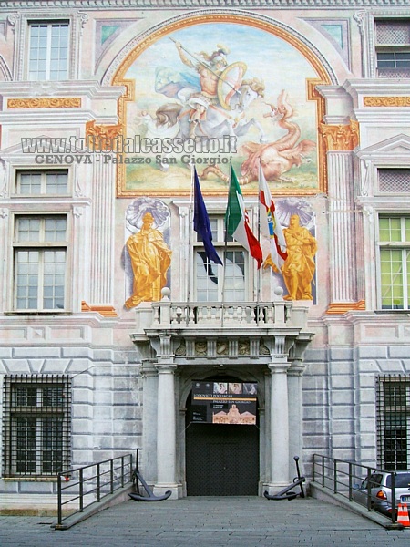 GENOVA - Corpo lato mare di Palazzo San Giorgio - Composizione pittorica sulla facciata raffigurante San Giorgio che uccide il drago, opera di Francesco De Ferrari (circa del 1490)