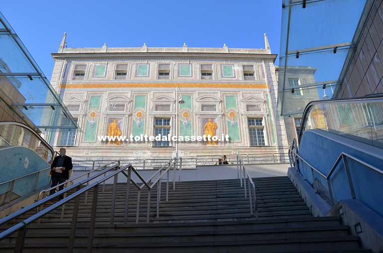 GENOVA - La facciata sud di Palazzo San Giorgio come appare uscendo dalla stazione della metropolitana