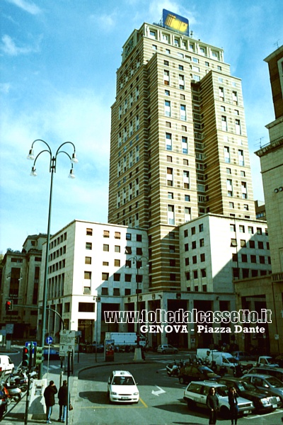 GENOVA - Piazza Dante e il suo grattacielo