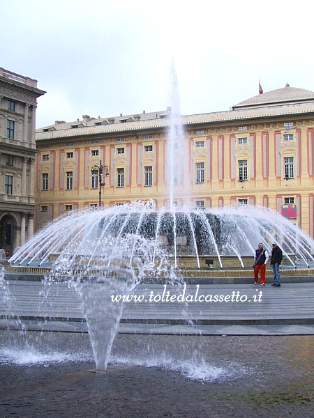 GENOVA - La fontana di Piazza De Ferrari e, sullo sfondo, il Palazzo Ducale