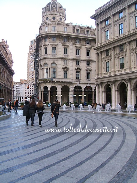 GENOVA - Lastricato concentrico della fontana e portici di Piazza De Ferrari