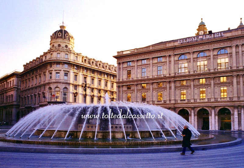 GENOVA (Piazza De Ferrari) - Vista sul palazzo sede della Regione Liguria