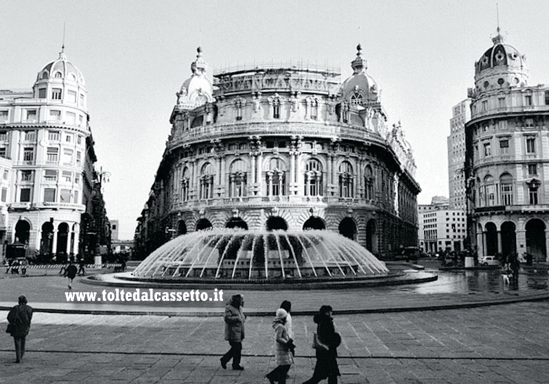 GENOVA - Piazza De Ferrari come si presentava nel 2004. Dietro la fontana il Palazzo della Borsa