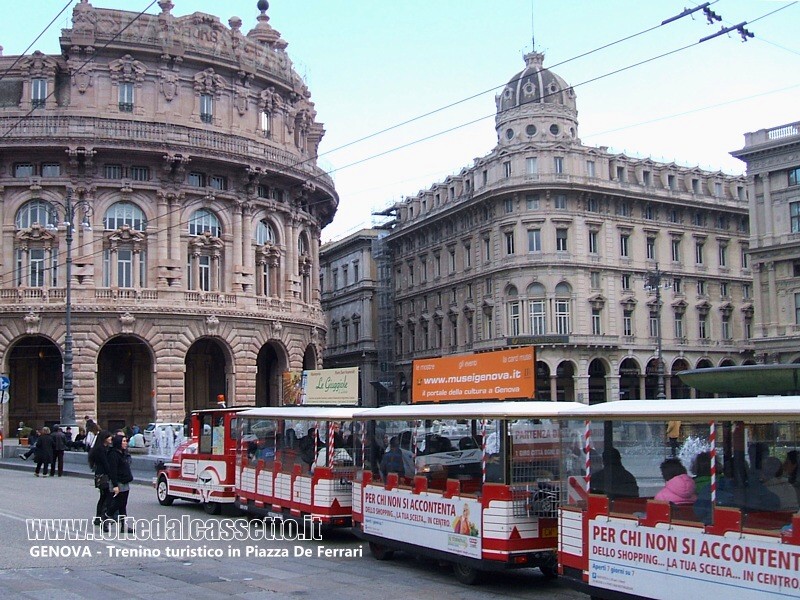 GENOVA - Trenino turistico in Piazza De Ferrari