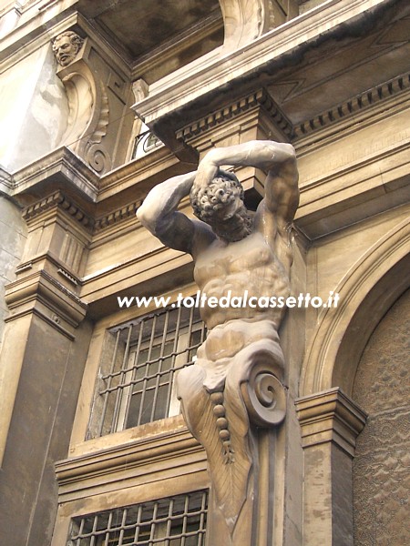GENOVA - Facciata artistica di palazzo in Piazza della Meridiana