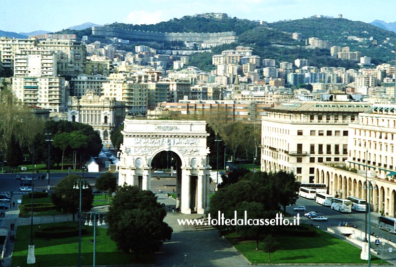 GENOVA - Piazza Della Vittoria. In primo piano il monumento ai caduti della Prima Guerra Mondiale. Sullo sfondo il complesso edilizio del "Biscione", parzialmente crollato durante l'alluvione del 1990